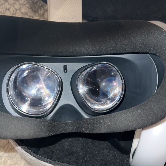 Oculus Quest 2 64gb - Picture 4 of 5